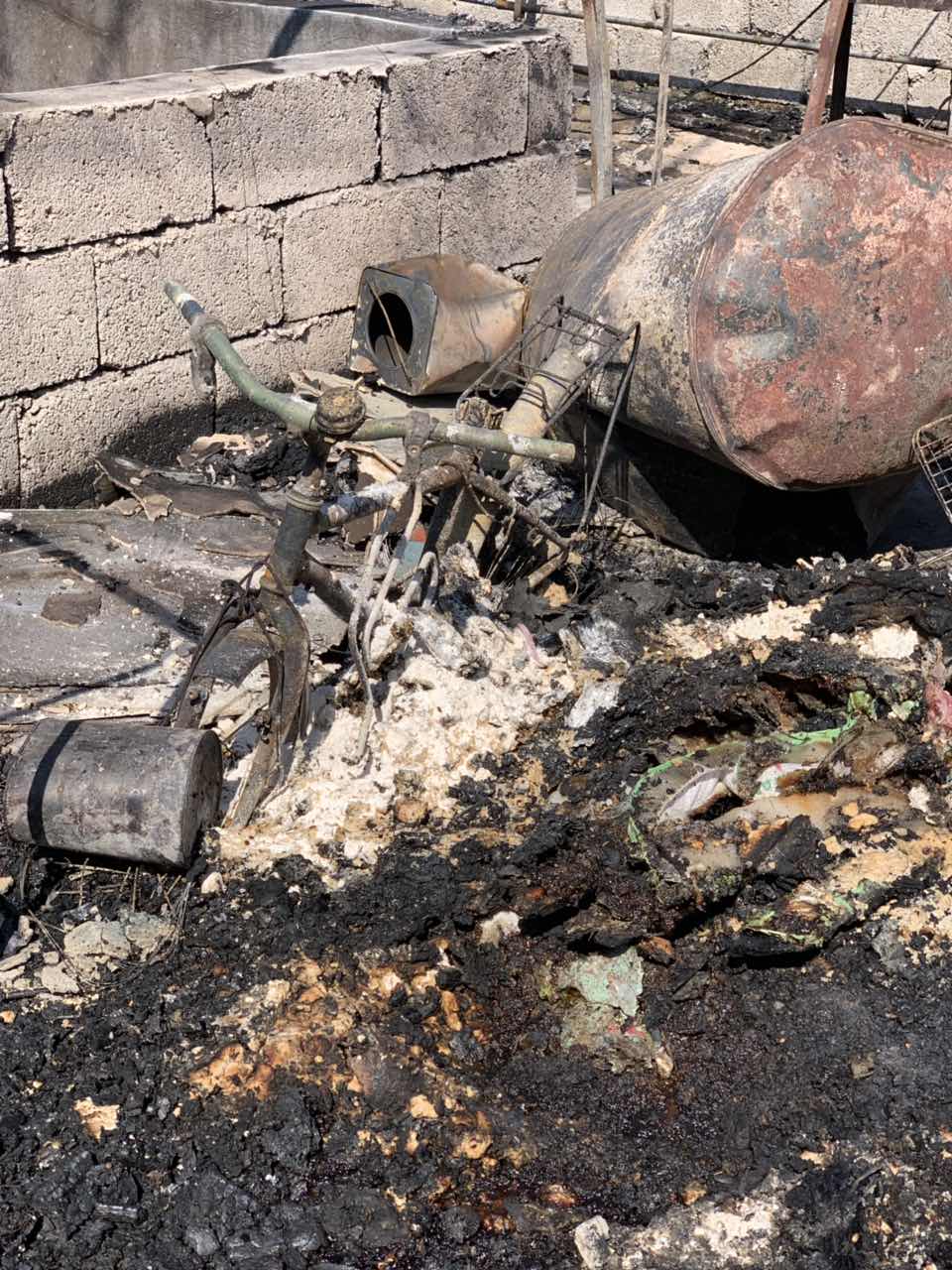 اندلعت النيران في مخيم شامشكو، الذي اُنشئ عام 2015، ويقطن فيه نحو خمسة آلاف من النازحين الايزيديين ومعظمهم من سنجار